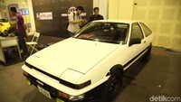 Bisa dikatakan, mobil ini mendekati keaslian Toyota AE86 Trueno milik Takumi Fujiwara. Mulai dari cat bodinya yang memadukan warna biru dengan garis putih, hingga aksara Jepang yang tertulis di bodi sampingnya.