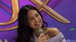 Pose Maudy Ayunda Pamer Pundak Mulus