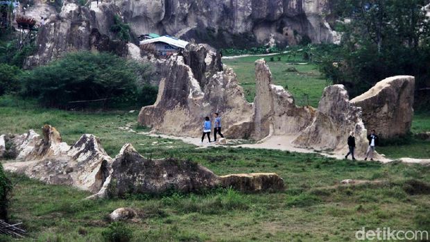 Destinasi wisata yang cantik namun murah meriah ada di Kabupaten Tangerang, Banten. Tebing Koja namanya, yuk kita lihat.