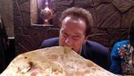 Suka Salad dan Makanan India, Ini Pose Arnold Schwarzenegger Saat Kulineran