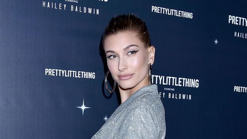 Hailey Baldwin Akan Rilis Kosmetik Hailey Bieber, Produk Masih Dirahasiakan Hailey Baldwin Akan Rilis Kosmetik Hailey Bieber, Produk Masih Dirahasiakan