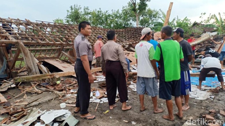 Angin Kencang Terjang Madiun, 4 Rumah Rata Dengan Tanah Angin Kencang Terjang Madiun, 4 Rumah Rata Dengan Tanah