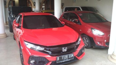Deretan Mobil Komedian Sule di Rumah Barunya