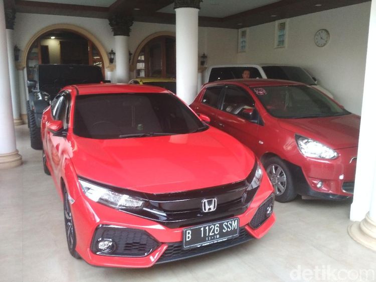 Deretan Mobil Komedian Sule di Rumah Barunya