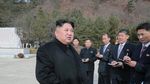 Foto: Gaya Kim Jong Un Blusukan ke Pabrik Gelas Daekwan