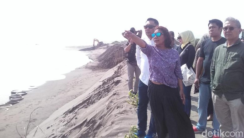 Bertemu Bu Susi di Pangandaran, Ridwan Kamil Bahas Soal Banjir Bertemu Bu Susi di Pangandaran, Ridwan Kamil Bahas Soal Banjir