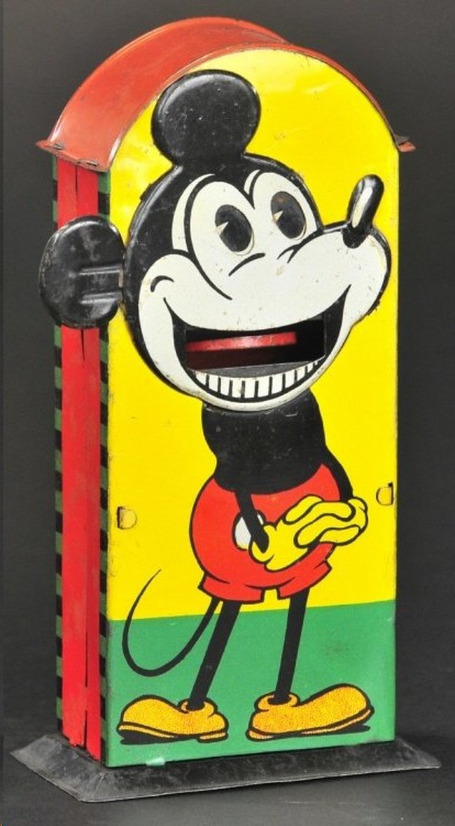 Celengan mekanik bergambar Mickey Mouse yang satu ini diluncurkan di awal-awal kemunculannya sebagai karakter Disney. Dibuat di Jerman pada 1930-an, celengan yang jadi barang langka ini terjual senilai USD 30 ribu atau sekitar Rp 438 juta saat dilelang pada 2014. Foto: Dok. Bertoia Auctions