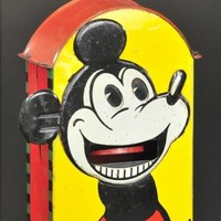 Celengan mekanik bergambar Mickey Mouse yang satu ini diluncurkan di awal-awal kemunculannya sebagai karakter Disney. Dibuat di Jerman pada 1930-an, celengan yang jadi barang langka ini terjual senilai USD 30 ribu atau sekitar Rp 438 juta saat dilelang pada 2014. Foto: Dok. Bertoia Auctions