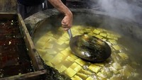 Belajar membuat tahu secara langsung di pabriknya, Alex terlihat serius dan bersemangat. Wah, keren ya! Foto: Instagram @alexabbad