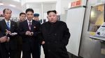 Foto: Gaya Kim Jong Un Blusukan ke Pabrik Gelas Daekwan