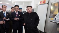 Kim Jong Un tampak mengenakan jas hitam panjang dengan sesekali memasukan tangannya dengan dalam saku jas (Foto: Dok. KCNA via REUTERS)