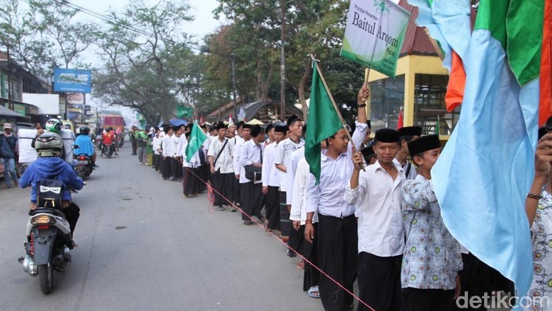 Peringati Maulid Nabi, Ribuan Santri di Bandung Jalan Sarungan Peringati Maulid Nabi, Ribuan Santri di Bandung Jalan Sarungan