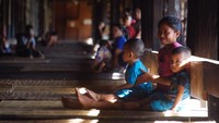 Berbentuk rumah panggung dan panjang, Rumah Betang dibangun dari kayu ulin. Rumah Betang punya makna kekeluargaan, gotong royong, persatuan dan kesatuan. (dok Kemenpar)