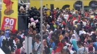Ribuan orang dari Jakarta dan sekitarnya datang turut meramaikan perayaan ulang tahun Mickey Mouse.  Foto: Ari Saputra/ detikHOT