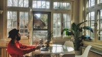 Berada di Toronto, Kanada. Alex terlihat menikmati secangkir kopi hangat, sambil melihat pemandangan sore di sana. Foto: Instagram @alexabbad