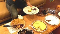 Happy Pi Day! Pria berusia 41 tahun ini pun terlihat asyik menyantap beragam sajian pie dihadapannya. Foto: Instagram @jason_mraz