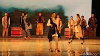 Para model memamerkan beragam batik karya perajin nasional dan internasional.