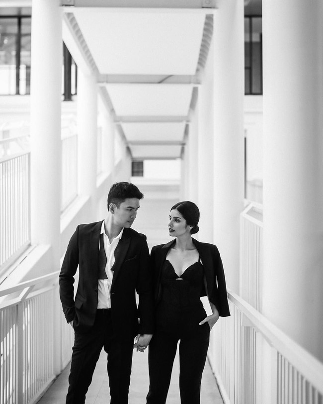 Dalam foto hitam-putih, Kat yang pernah bekerja di sebagai manager di Google bergaya maskulin sekaligus seksi, sementara Christian tampan bertuksedo. Foto: Instagram/@xtianbautista, @katramnani