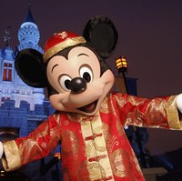 Mickey Mouse merupakan karakter kartun pertama yang bisa bicara. Kata-kata pertamanya adalah Hot dogs! yang pertama kali dimunculkan di film Disneys The Karnival Kid pada 1929. Foto: Getty Images