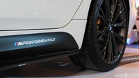 Jadi, kalau Otolovers mau beli BMW 530i (yang harganya Rp 1.169.000.000) dengan paket M Performance, maka total harganya Rp 1.477.940.000 (off the road, belum termasuk pajak dan pengecatan aksesori). Harga Rp 1,4 miliar itu sudah dalam bentuk BMW Seri 5 M Performance.