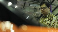 Satu per satu stand dikunjungi Airlangga.