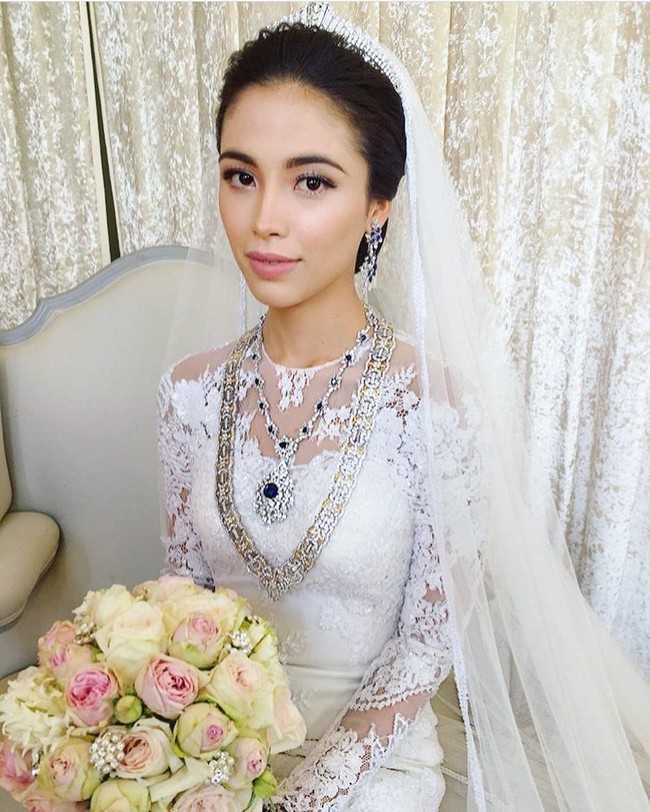 Penampilan Puteri Iman Abdullah saat akad nikah tak kalah memesona dengan ketika dia menggelar resepsi pernikahan. Sang puteri tampak cantik dalam balutan gaun putih dan aksesori kalung yang dihiasi batuan biru. Foto: Dok. Instagram @imanabdullah