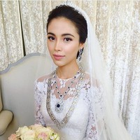 Penampilan Puteri Iman Abdullah saat akad nikah tak kalah memesona dengan ketika dia menggelar resepsi pernikahan. Sang puteri tampak cantik dalam balutan gaun putih dan aksesori kalung yang dihiasi batuan biru. Foto: Dok. Instagram @imanabdullah