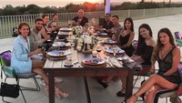 Georgina juga sering menemani Ronaldo dalam banyak penjamuan makan. Baik bersama keluarganya atau pun teman-temannya. Foto: Instagram cristiano