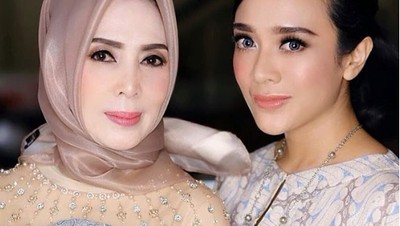 Kemesraan Dea Ananda dengan Ibunda Tercinta