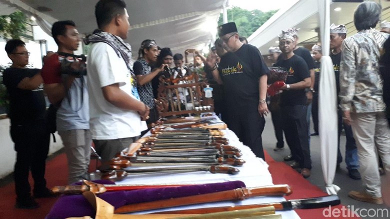 Gaya Hasto Lihat Keris Bareng Djarot dan Bupati Bojonegoro Gaya Hasto Lihat Keris Bareng Djarot dan Bupati Bojonegoro