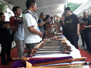 Gaya Hasto Lihat Keris Bareng Djarot dan Bupati Bojonegoro