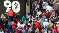 Ada juga yang mengabadikan momen spesial hari ini, lengkap dengan atribut Mickey Mouse.  Foto: Ari Saputra/ detikHOT