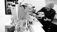 Ini gaya Jason Mraz saat sedang meracik kopi di sebuah kafe. Foto: Instagram @jason_mraz