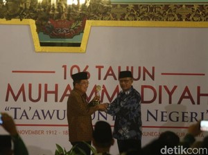 Raih Muhammadiyah Award, JK Persembahkan ke Ibunda dan Istrinya