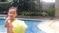 Ini waktu Thalia umur berapa ya? Gemas banget posenya saat memegang sebuah gulali kapas. Ia menikmatinya usai berenang. Seru banget!  Foto: instagram @thaliaputrionsu