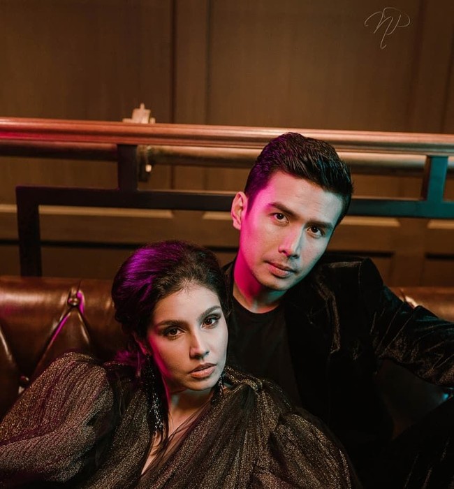 Tampil glamor dengan pose misterius, pasangan yang bertunangan pada 2017 ini kompak bergaya dengan tatanan rambut sleek. Foto: Instagram/@xtianbautista, @katramnani