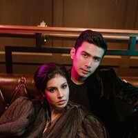 Tampil glamor dengan pose misterius, pasangan yang bertunangan pada 2017 ini kompak bergaya dengan tatanan rambut sleek. Foto: Instagram/@xtianbautista, @katramnani