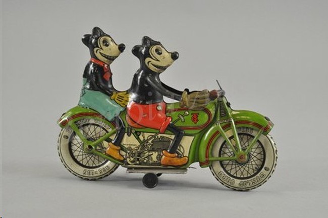  Memorabilia satu ini berbentuk boneka Mickey dan Minnie Mouse sedang berkendara naik motor, dan satu dari sangat sedikit barang langka yang pernah dirilis Disney. Bertoia Auctions berhasil melelangnya dengan harga USD 56 ribu atau Rp 818 jutaan. Foto: Dok. Bertoia Auctions
