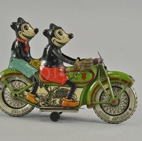  Memorabilia satu ini berbentuk boneka Mickey dan Minnie Mouse sedang berkendara naik motor, dan satu dari sangat sedikit barang langka yang pernah dirilis Disney. Bertoia Auctions berhasil melelangnya dengan harga USD 56 ribu atau Rp 818 jutaan. Foto: Dok. Bertoia Auctions