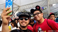 Mereka juga berswafoto di tengah kerumuman penggemar Mickey Mouse.