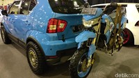 Mobil ini juga sudah dilengkapi roof rack, yang di atasnya tampak papan selancar warna kuning yang ditaruh. Yang mencengangkan lagi, di bagian belakang mobil ada satu unit motor trail yang ditempelkan ke mobil. Keren.  Foto: Luthfi Anshori