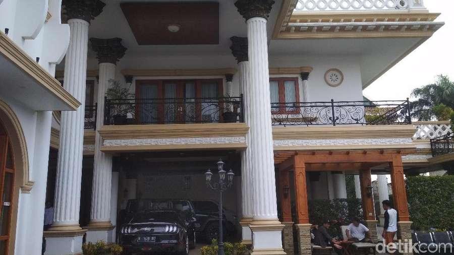 Seperti Istana, Begini Kediaman Sule di Bekasi