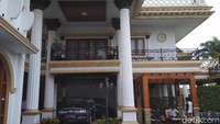 Melihat dari bagian belakang, salah satu sedan yang terparkir di rumah Sule adalah Ford Mustang. Foto: Hanif Hawari/ detikHOT