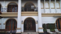 Dari luar, eksteriornya saja sudah memperlihatkan kemewahan rumah dengan pagar putih berukuran tinggi.  Foto: Hanif Hawari/ detikHOT