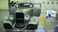 Beberapa pengunjung menjajal menaiki mobil modifikasi tersebut.