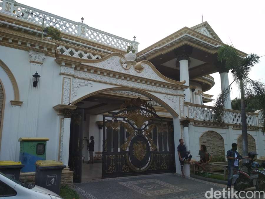 Seperti Istana, Begini Kediaman Sule di Bekasi - Foto 9