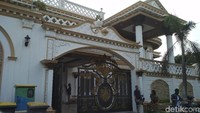Bagaimana menurutmu dengan rumah mewah Sule yang seperti istana?  Foto: Hanif Hawari/ detikHOT