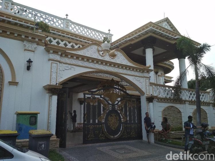 Seperti Istana, Begini Kediaman Sule di Bekasi