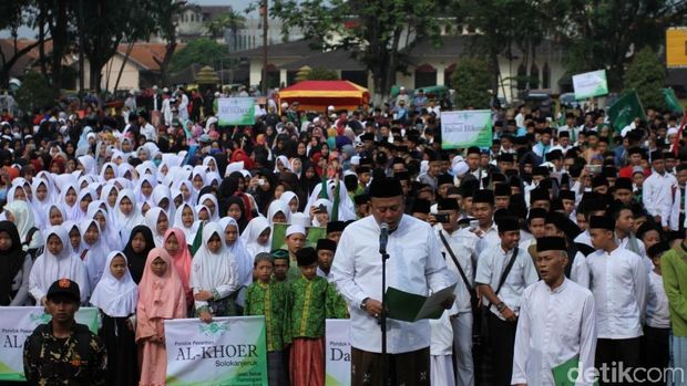Peringati Maulid Nabi, Ribuan Santri di Bandung Jalan Sarungan