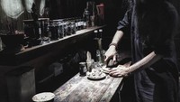 Sejak dulu Alex punya ketertarikan yang tinggi di bidang meracik jamu, ia dengan mahir meracik jamu dengan rempah-rempah yang ada. Foto: Instagram @alexabbad